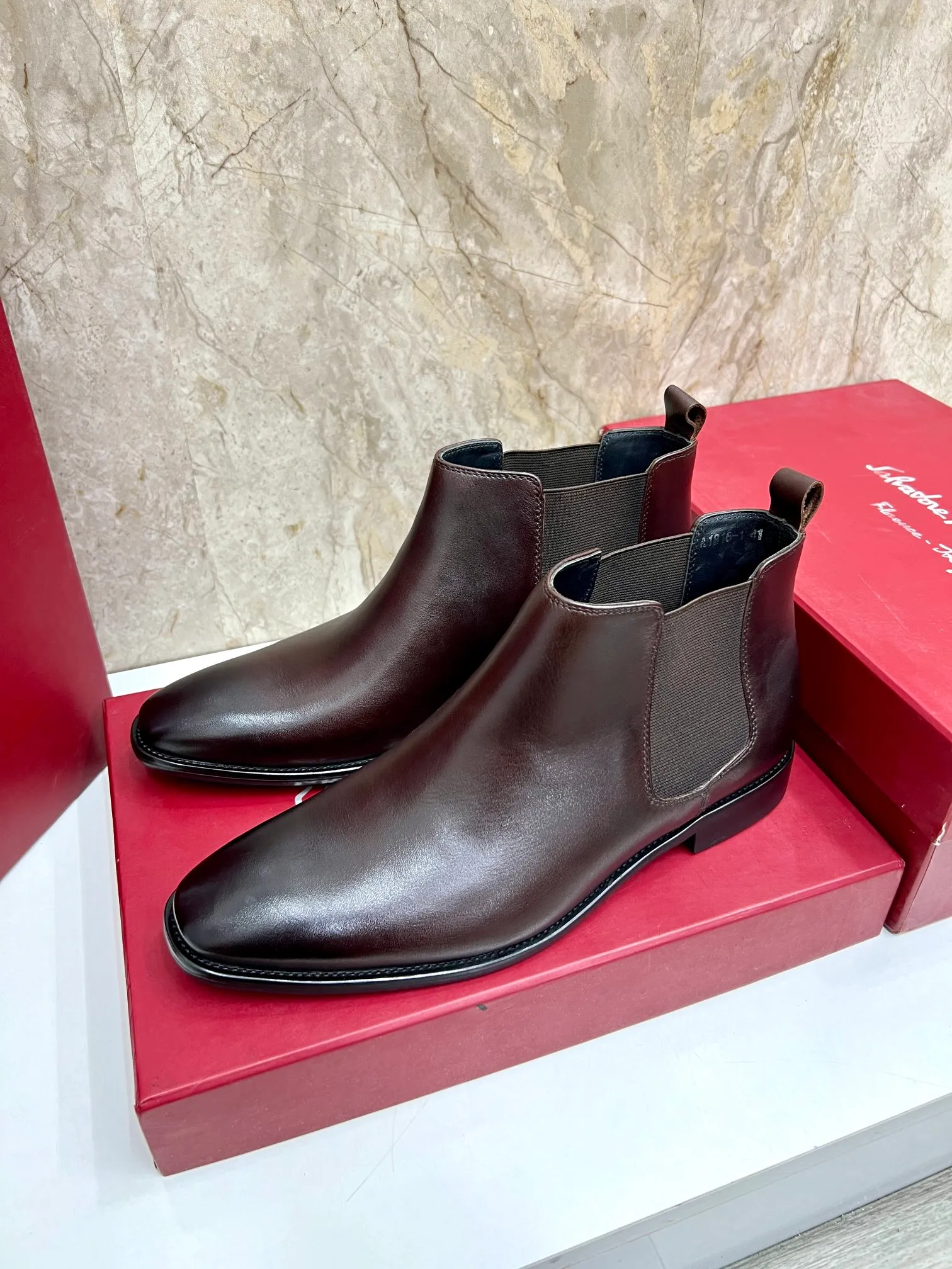 Original order quality: Men's shoes 💰700 Brand: Ferragamo (Ferragamo) One size larger: Men's size 38-44 (45 customized) Grade: Same style as the official website High-end men's shoes Material: Original cowhide, cowhide lining, original outsole Style category: Chelsea men's boots Fashion trend Color: Actual picture